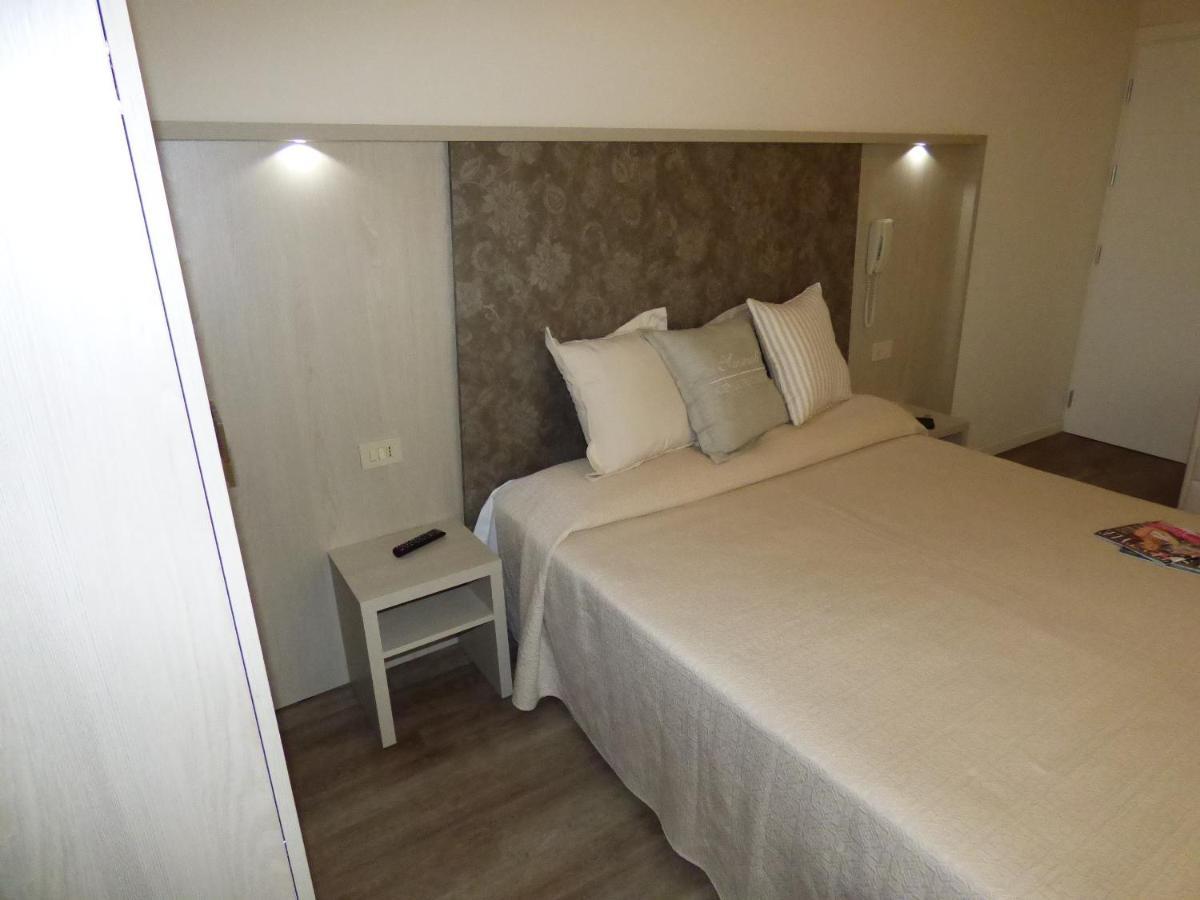 Design Hotel Astra B&B Misano Adriatico Bagian luar foto