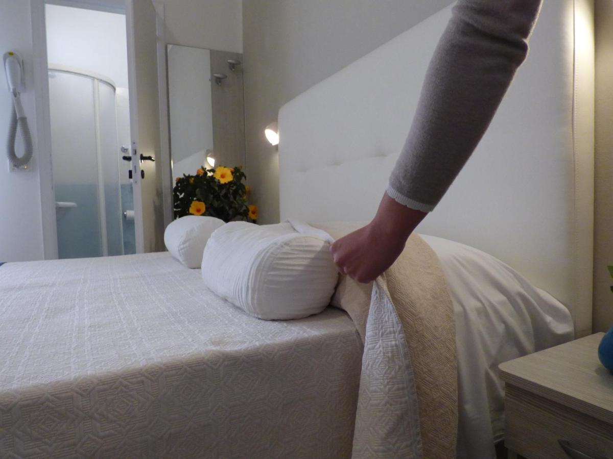 Design Hotel Astra B&B Misano Adriatico Bagian luar foto