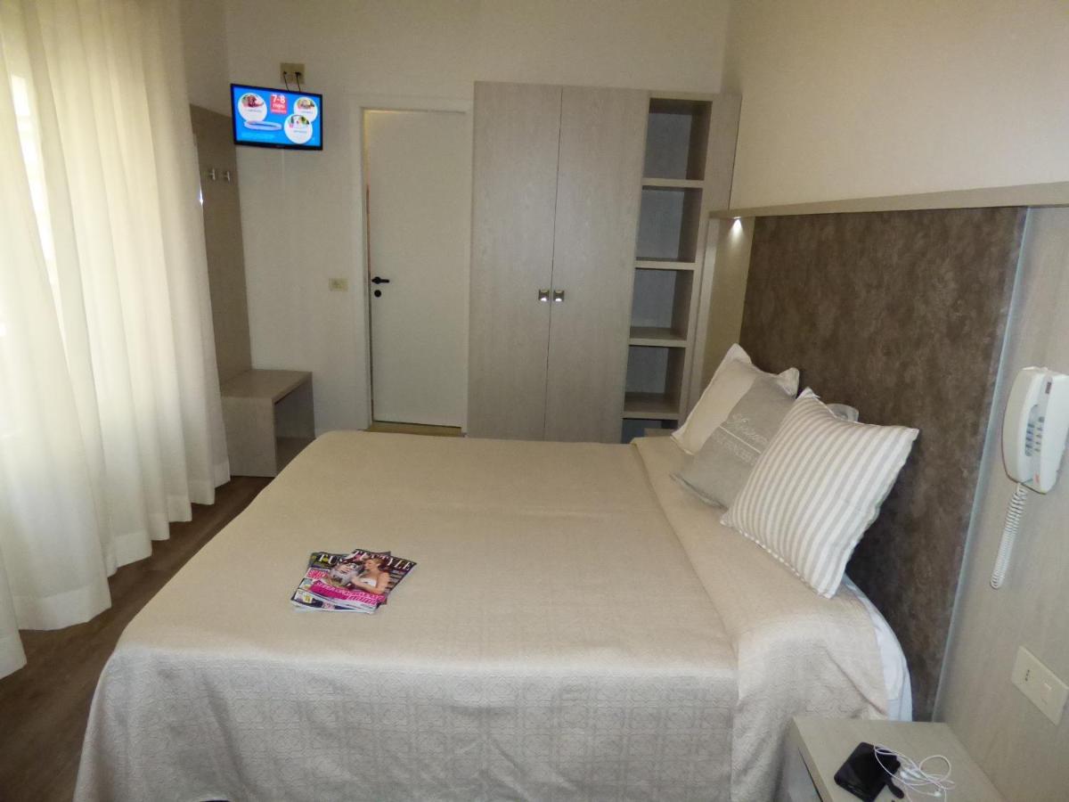 Design Hotel Astra B&B Misano Adriatico Bagian luar foto