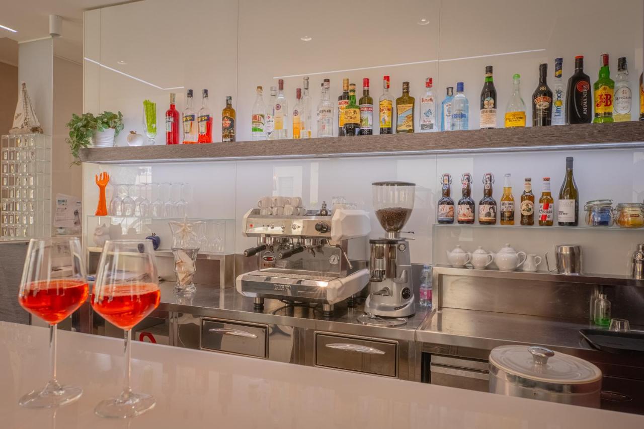 Design Hotel Astra B&B Misano Adriatico Bagian luar foto