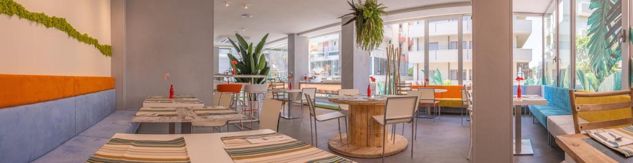 Design Hotel Astra B&B Misano Adriatico Bagian luar foto
