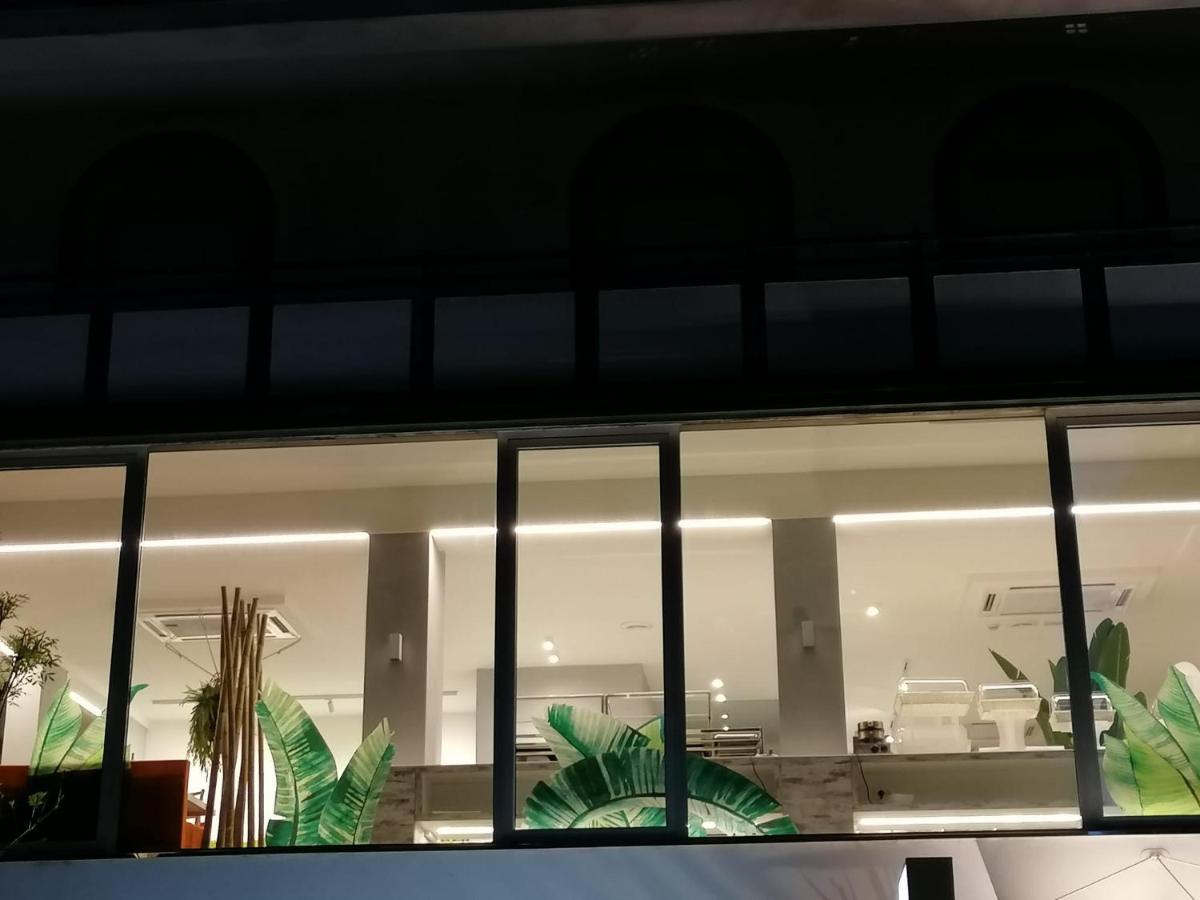 Design Hotel Astra B&B Misano Adriatico Bagian luar foto